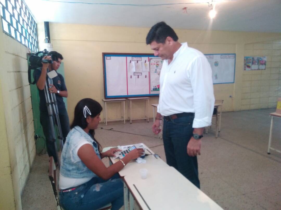 @freddysuperlano, candidate of Democratic Unity to the state's government #Barinas exercised his right 