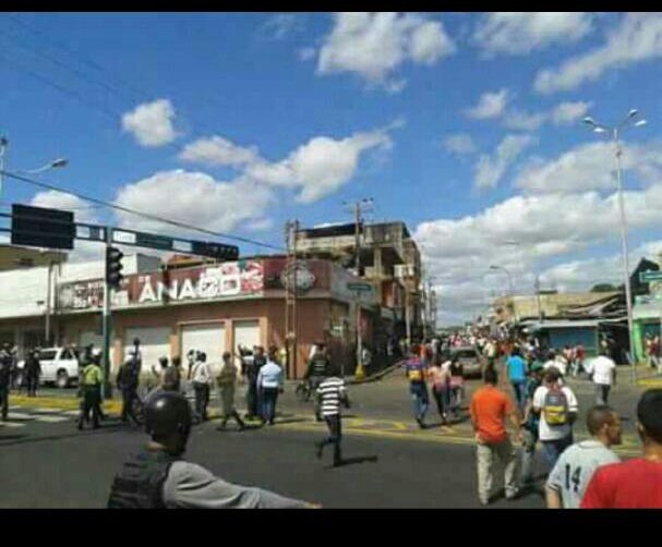 #Venezuela Around 70% of the commercial area in Anaco and Cantaura #Anzoategui is closed by recent looting. In the few open establishments, the queues are huge and there is a police presence