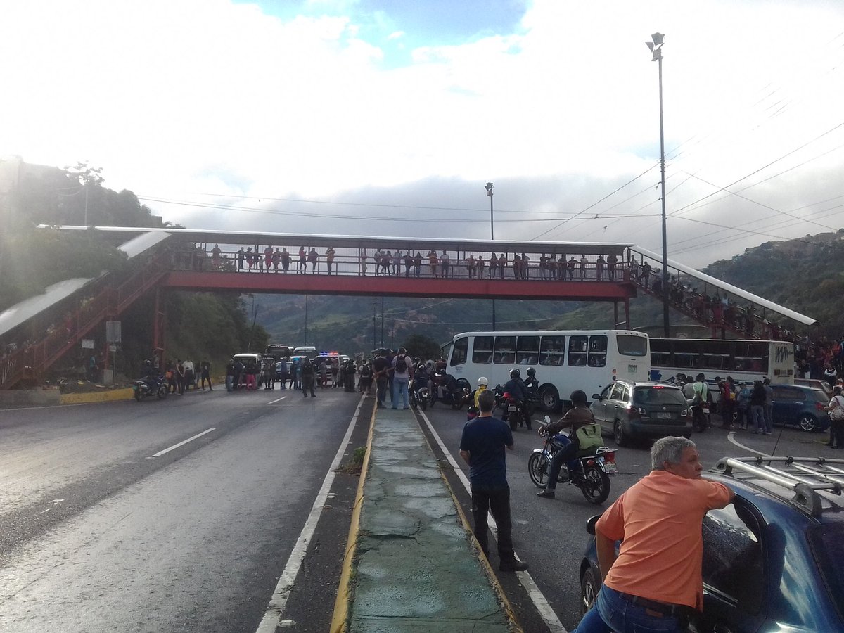 Highway Caracas la Guaira, at the area of El Limón is blocked