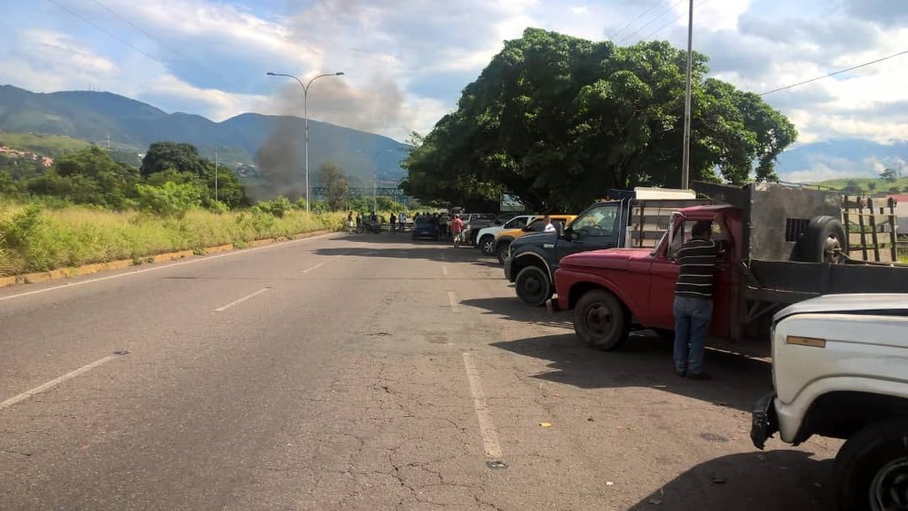 Táchira 1:50 pm: Trancada Av. Antonio José de Sucre. Protest for gasoline