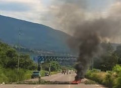 Táchira 1:50 pm: Trancada Av. Antonio José de Sucre. Protest for gasoline