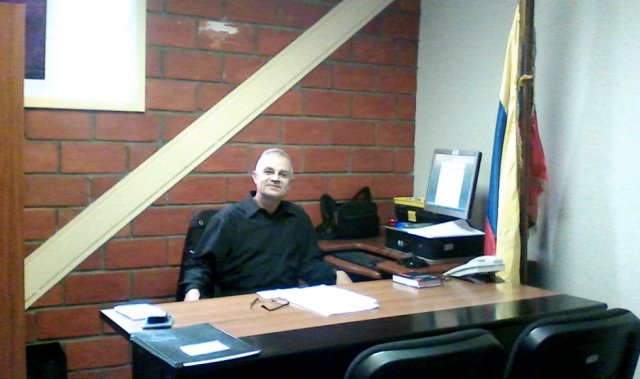 Judge Carlos Márquez, who charged two firefighters in Mérida with the crime of aggravated hatred for broadcasting a satirical video, defines himself as a communist, a philosopher on the construction of the communist state and praises former president Hugo Chávez.