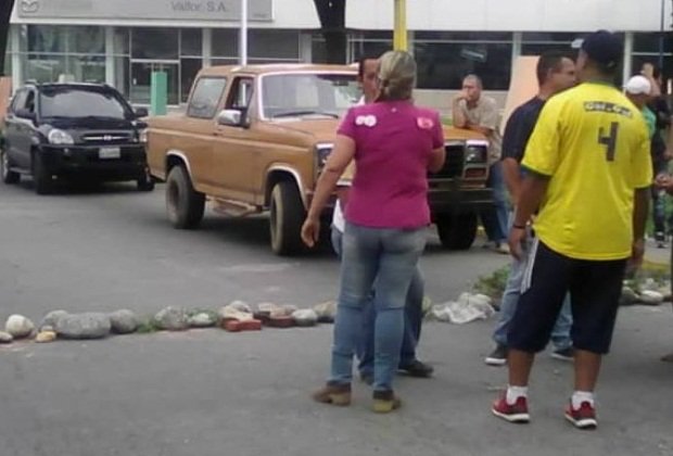 Protest of the inhabitants of Valera with the demand for basic services 