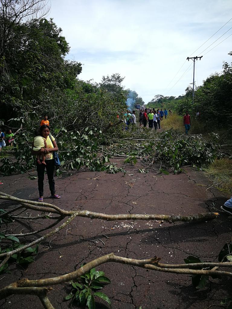 Cerrada carretera nacional en Pto Páez ( Apure) y Puente Parhueña (Amazonas) y  suspenden paso de Chalana y balseros por parte de indígenas, pescadores y pueblo en general cansados de maltratos en las alcabalas donde decomisan comida, cobran comisiones y maltratan a las personas.   