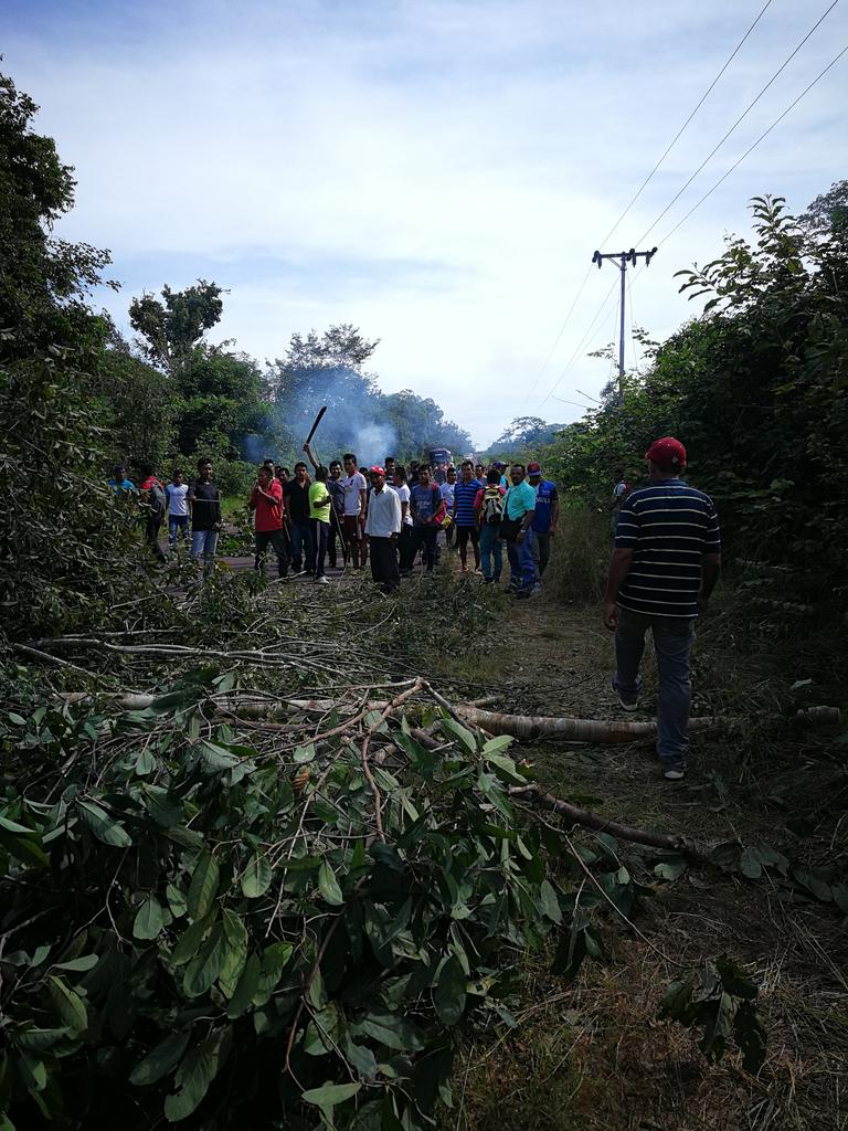 Cerrada carretera nacional en Pto Páez ( Apure) y Puente Parhueña (Amazonas) y  suspenden paso de Chalana y balseros por parte de indígenas, pescadores y pueblo en general cansados de maltratos en las alcabalas donde decomisan comida, cobran comisiones y maltratan a las personas.   