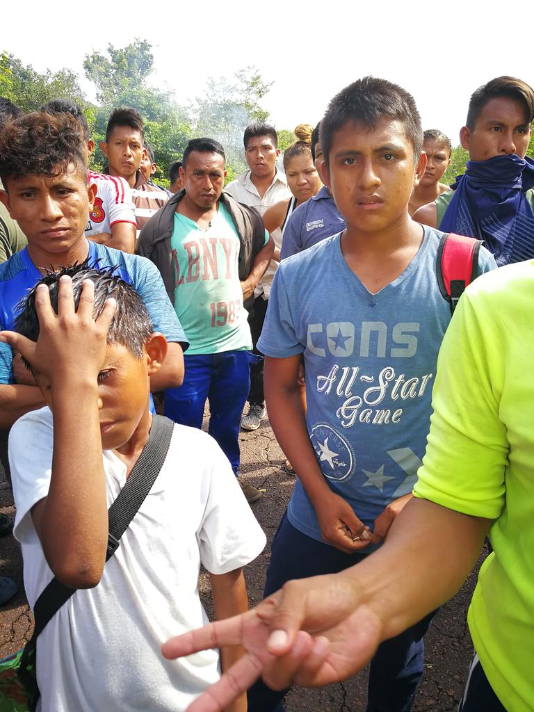 Cerrada carretera nacional en Pto Páez ( Apure) y Puente Parhueña (Amazonas) y  suspenden paso de Chalana y balseros por parte de indígenas, pescadores y pueblo en general cansados de maltratos en las alcabalas donde decomisan comida, cobran comisiones y maltratan a las personas.   
