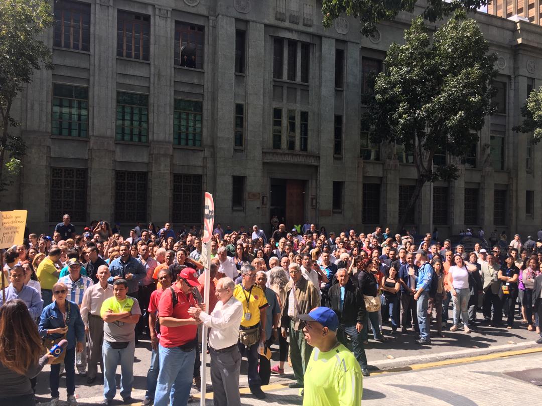 Trabajadores del Banco Central de Venezuela protestan frente a la institución