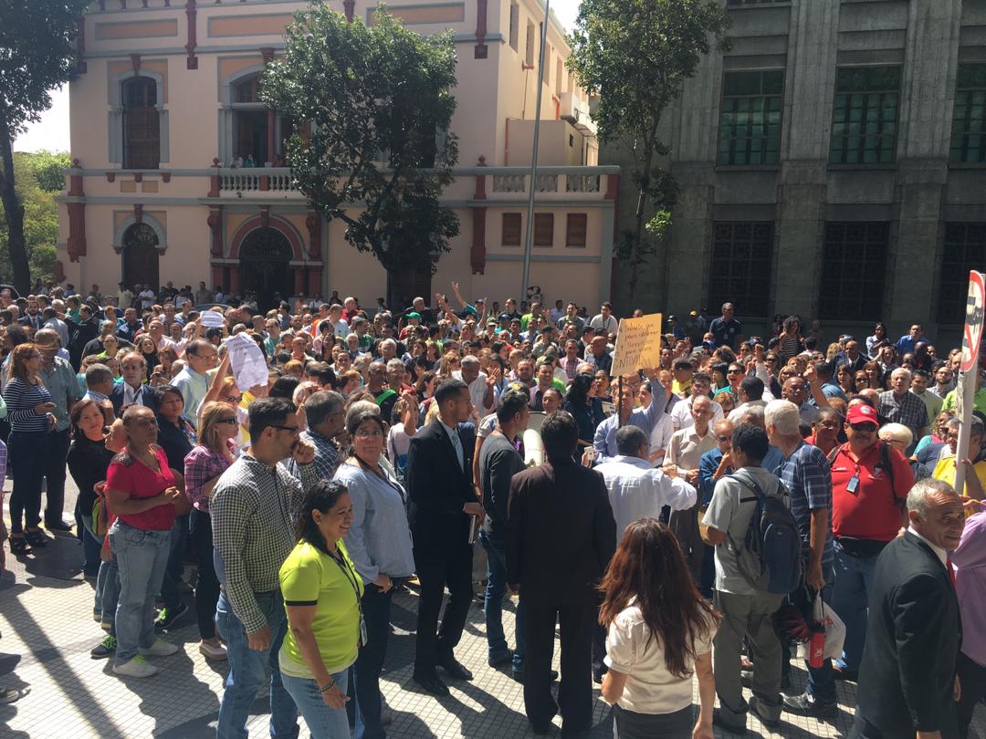 Trabajadores del Banco Central de Venezuela protestan frente a la institución