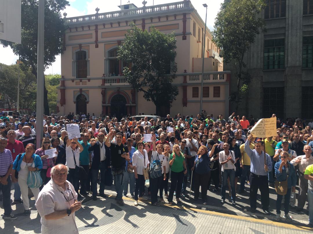 Trabajadores del Banco Central de Venezuela protestan frente a la institución