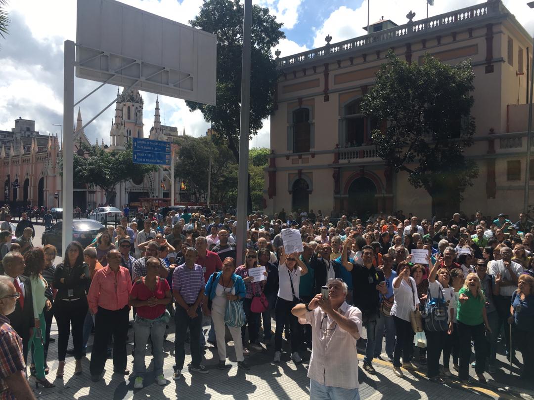 Trabajadores del Banco Central de Venezuela protestan frente a la institución