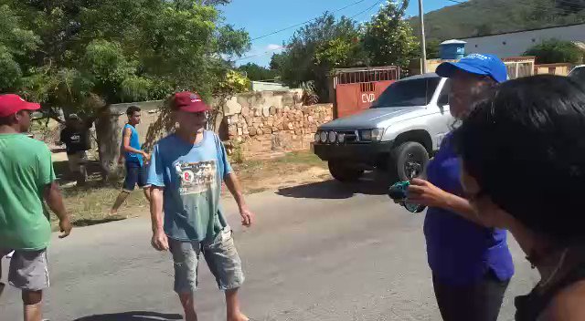 #Venezuela Inhabitants of the community of Quetepe in the 009 trunk of the #Sucre state blocked the road because they have been waiting 5 weeks for the delivery of the #Clap food boxes that have already been canceled. 