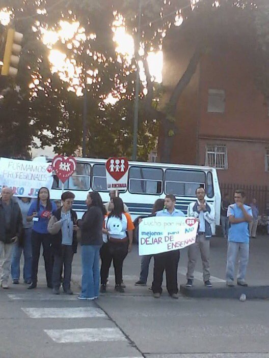 Teachers of Fe y Alegría in El Valle, Caracas asked for salaries 
