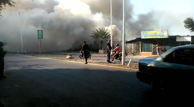 Venezuela Anzoátegui Several zones of the entity are still affected by a cloud of smoke, caused by a fire that is registered in the center of the Tronconal lagoon and that has been maintained for more than 17 hours.