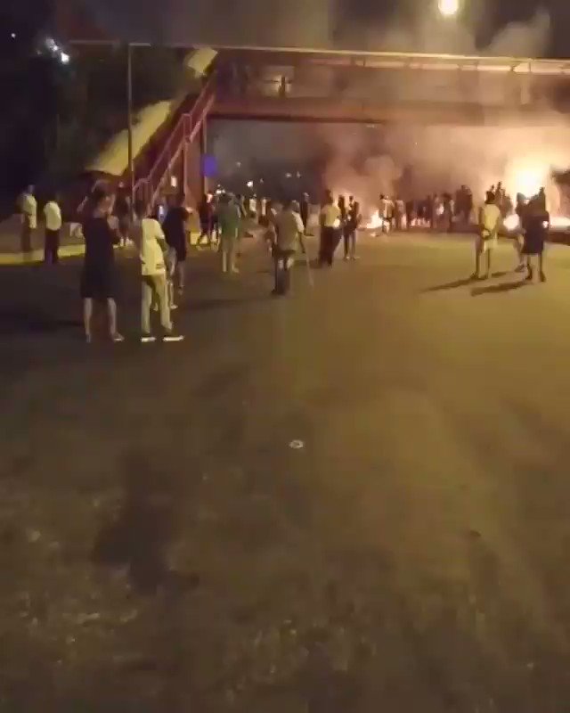 Vecinos del barrio El Limón en la Caracas-La Guaira se alzan contra Maduro y trancan vías: Exigen la salida de la dictadura    