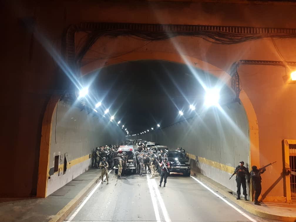 Caracas: Armed individuals tried to seized weapons from National Guard at the La Planicie tunnel entrance. 