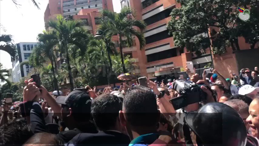 The president of the National Assembly, Juan Guaidó, is received with joy and euphoria on Francisco de Miranda Avenue by the citizenship, which calls him president.