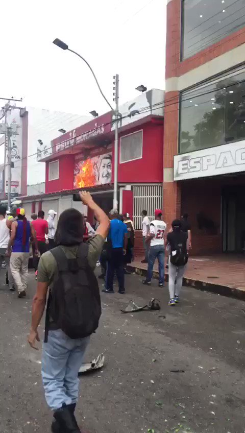 Monagas: Demonstrators of Maturín set fire to the headquarters of the PSUV party, claim that they do so in response to being shot by the police when they gathered in the city's Cathedral