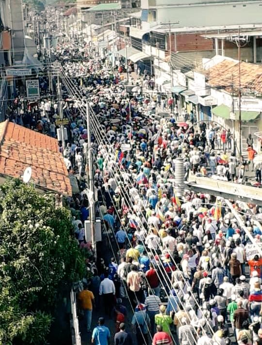 Desde Tinaquillo con miles de personas en la calle, respaldamos y reconocemos a @jguaido como legítimo Presidente Interino de Venezuela.