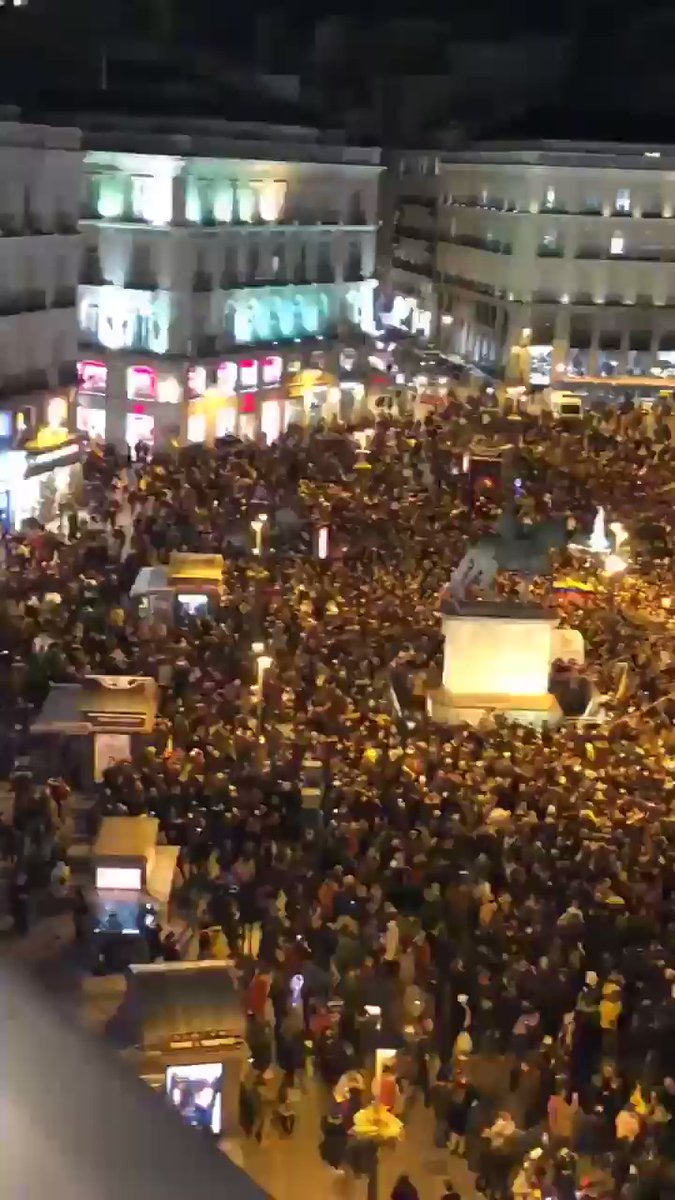 Puerta del Sol in Madrid.  Venezuelans in support of @jguaido