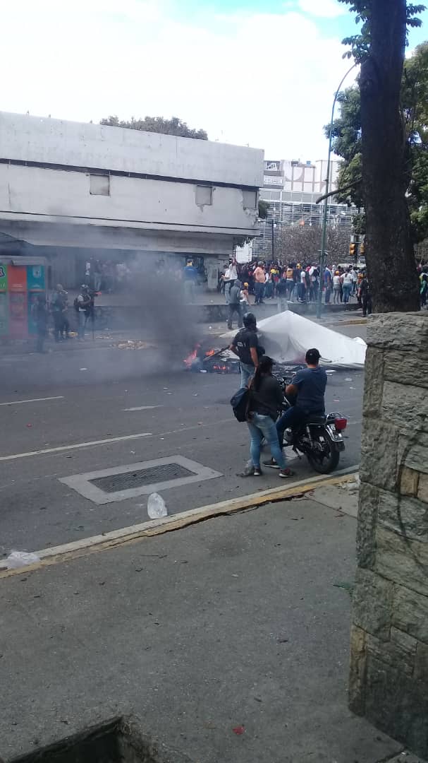 Police crackdown on opposition protesters in Chacaito