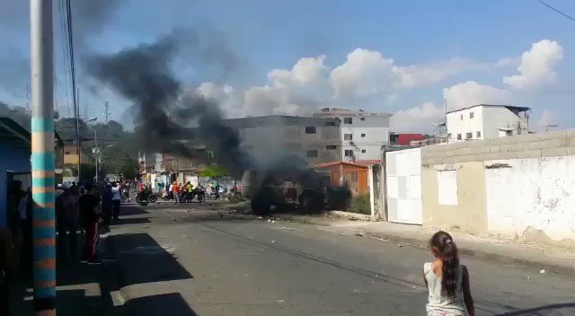 Guanare Estado Portuguesa   Saquearon la gobernación en Guanare y queman tanqueta de la Guardia Nacional 