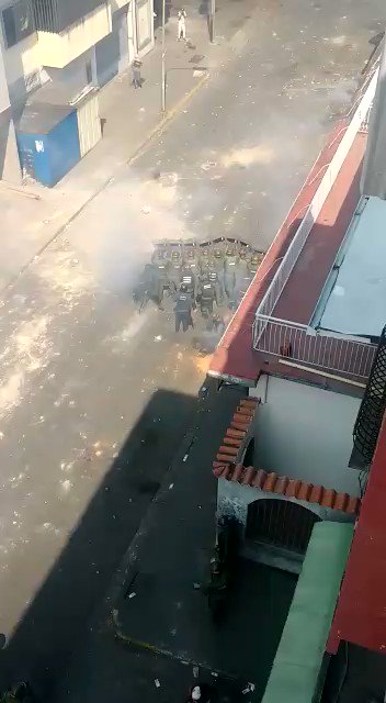 This happened yesterday in Guanare, demonstrators made to run to officials of the National Guard.