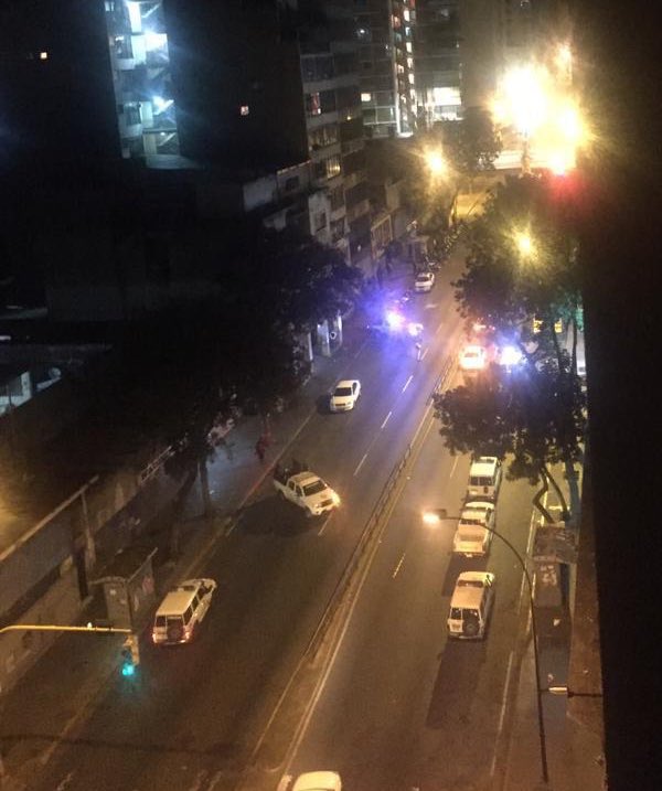 Caracas Informan de presencia de funcionarios en la Av Baralt Alt Puente Llaguno. Sujetos desde un vehículo en movimiento habrían lanzado un artefacto explosivo hacia el estacionamiento de la cancillería. Autobus de la institución afectado. Autoridades en el sitio   
