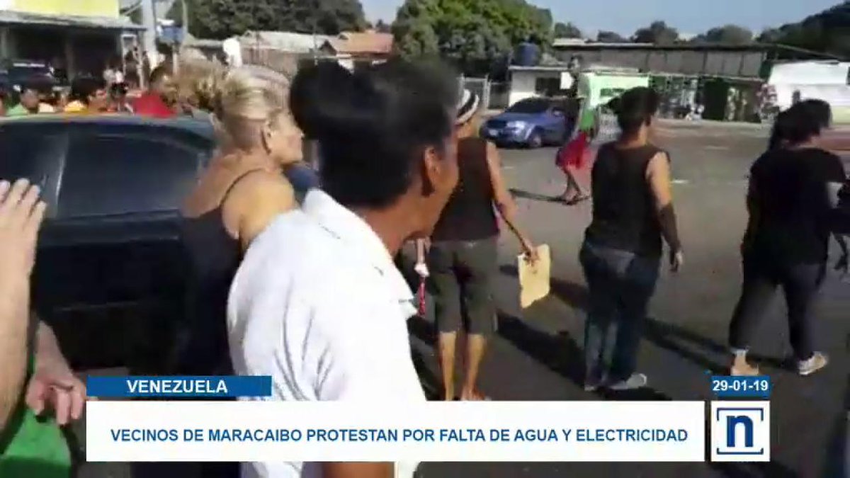Residents of Maracaibo state Zulia, went to the streets to protest the crisis in public services. This is too much, it's depraved, a protester said, rejecting the lack of water and electricity in the entity