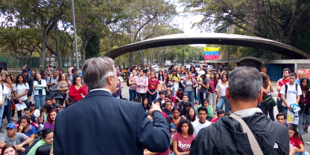 In Venezuela there has been a conscious and intentional process to destroy the State Professor @fernandeztoro in Master Class in Puerta Tamanaco.