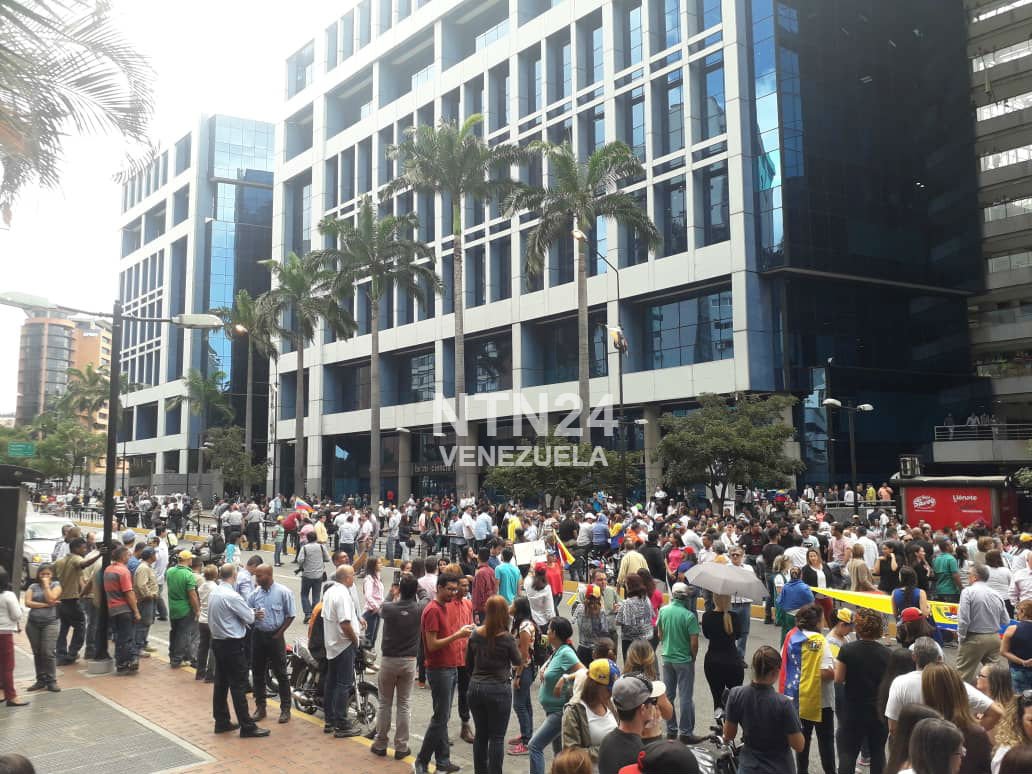 Caracas: Avenue Francisco de Miranda shutdown at the area of Lido mall