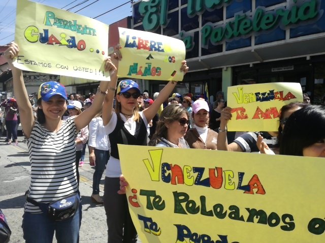 Merida: citizens protest in plaza El Llano 