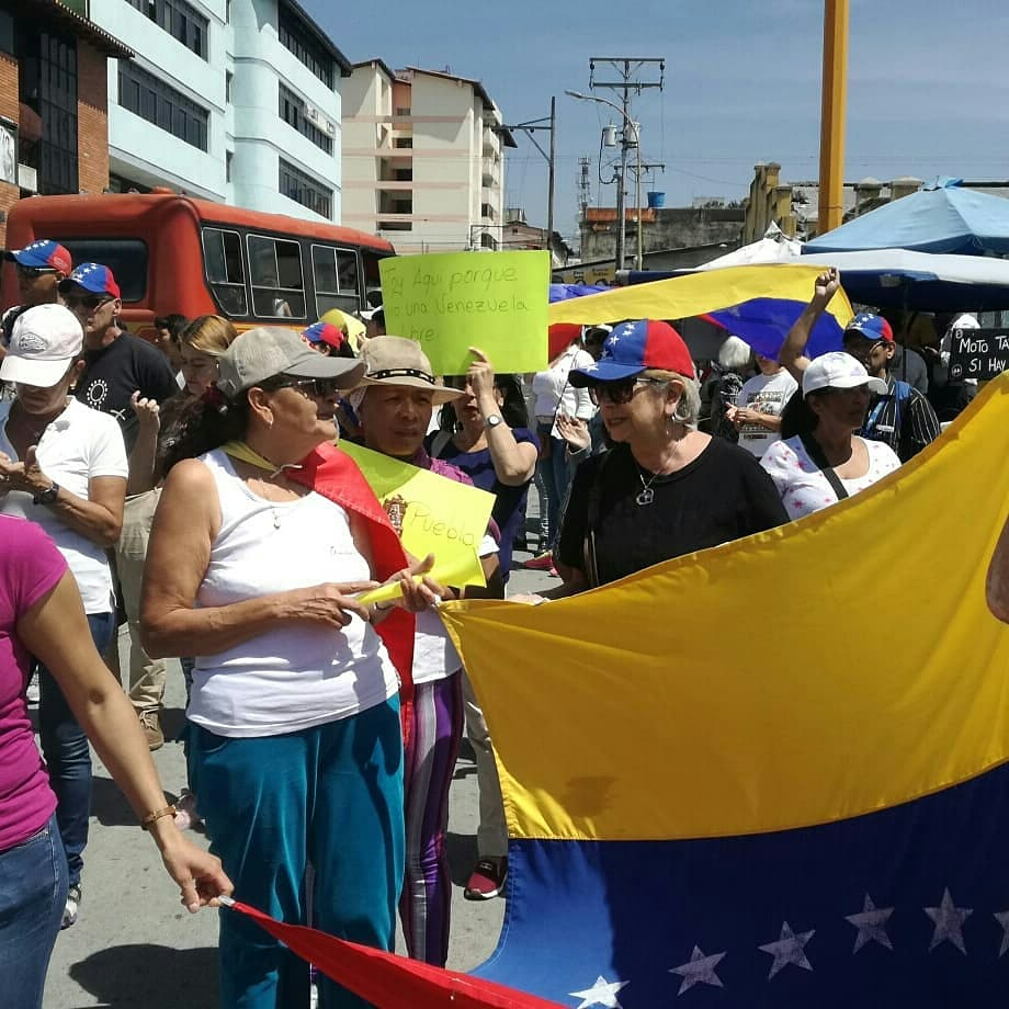 Merida: citizens protest in plaza El Llano 