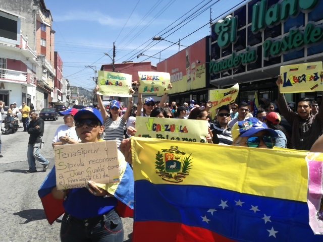 Merida: citizens protest in plaza El Llano 