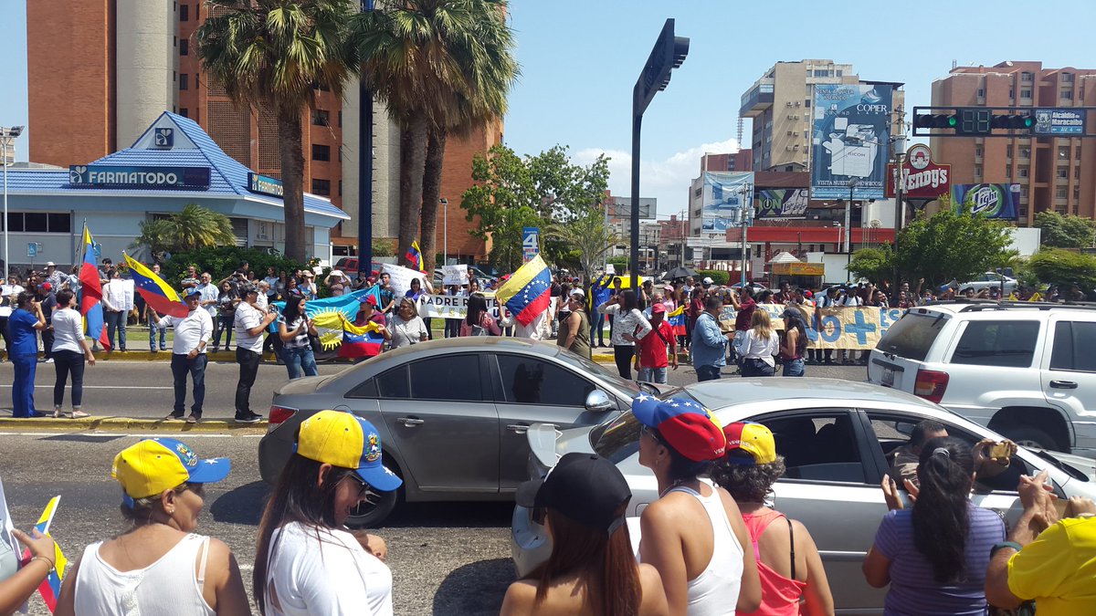 Maracaibo: rally at Bella Vista Ave with 72nd Street in support of @jguaido