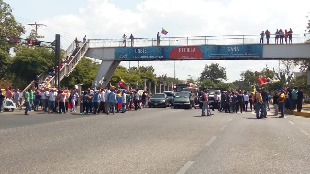 This is the Boyacá footbridge, Barcelona, Edo. Anzoátegui, the protest called by the @AsambleaVE