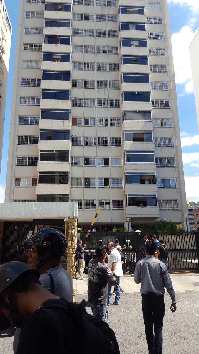 This is the residence of Juan Guaidó (@jguaido), after an alarm arose due to the presence of FAES officials in the area.