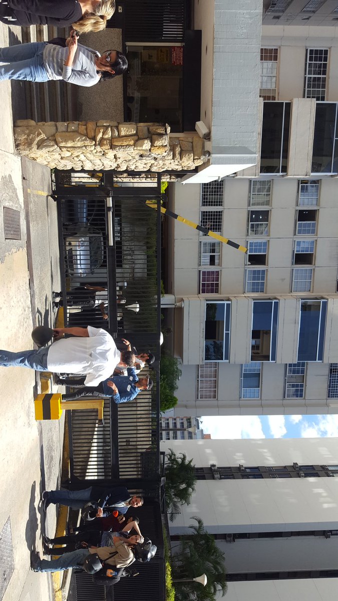This is the residence of Juan Guaidó (@jguaido), after an alarm arose due to the presence of FAES officials in the area.