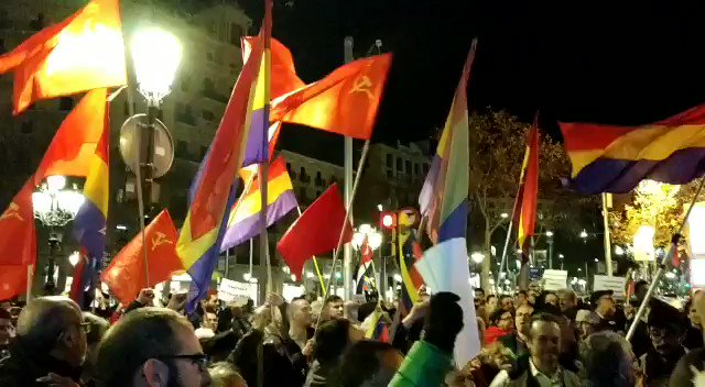 En estos momentos en Barcelona, Catalunya, movimientos sociales se expresan en respaldo al Presidente @NicolasMaduro. 