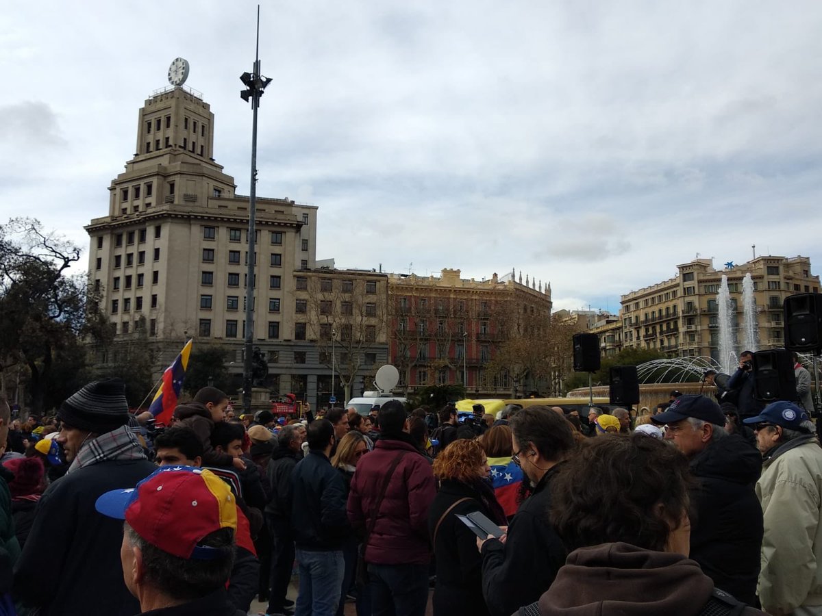 Venezuelans in Barcelona, Spain, express their support for the acting president @jguaido.
