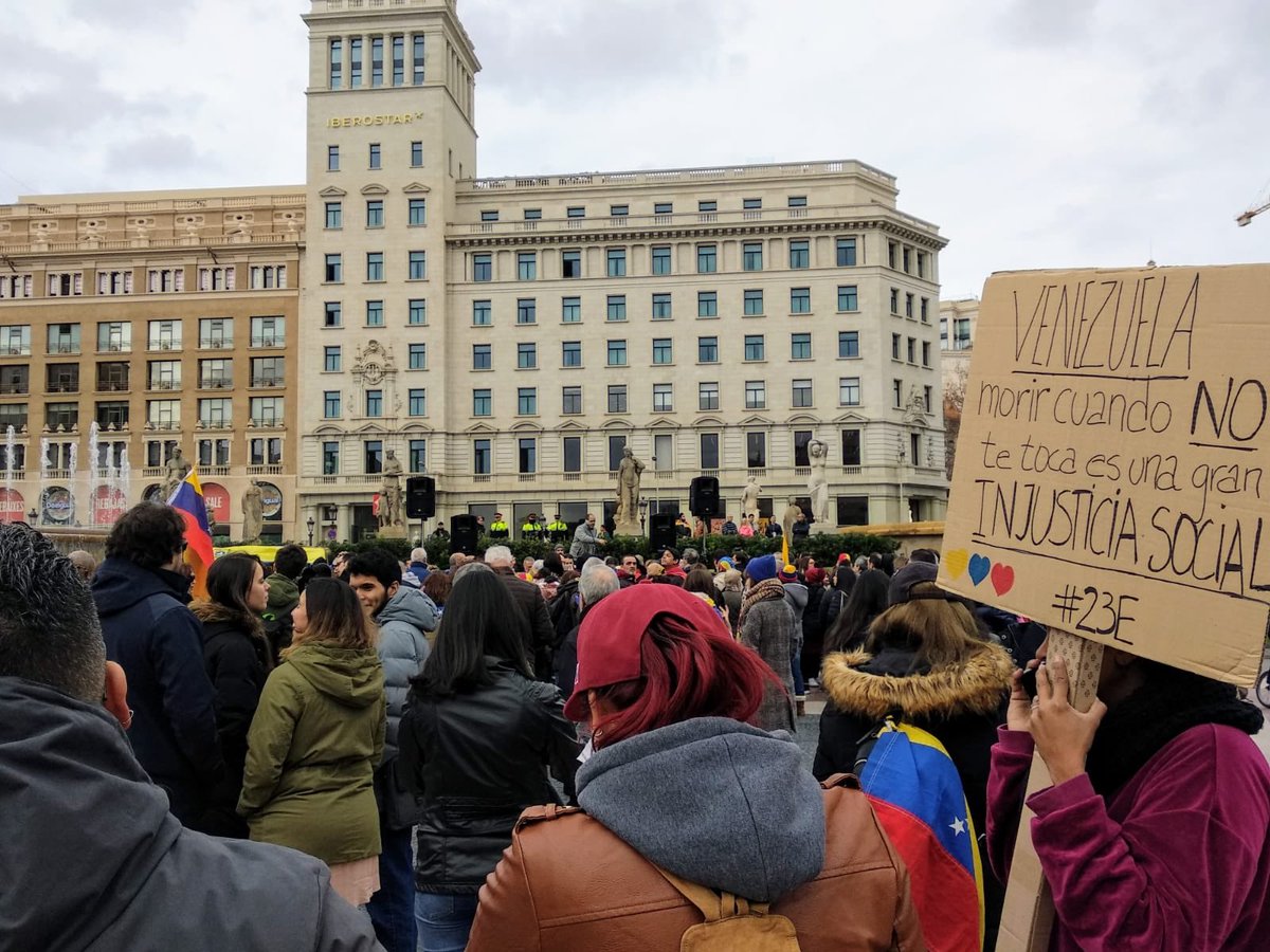 Venezuelans in Barcelona, Spain, express their support for the acting president @jguaido.