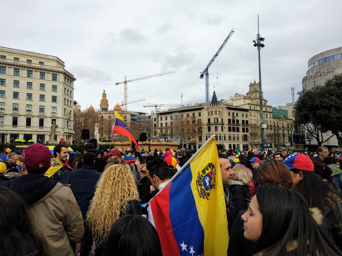 Venezuelans in Barcelona, Spain, express their support for the acting president @jguaido.