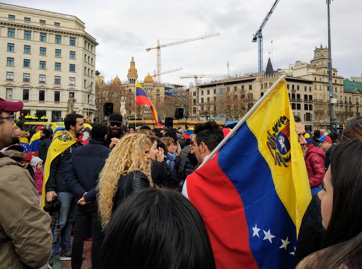Venezuelans in Barcelona, Spain, express their support for the acting president @jguaido.