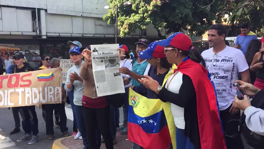 Neighbors of Paracotos and Barlovento arrive in Chacaito to participate in the rally  