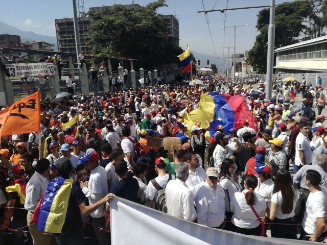People of Merida gathered on Don Tulio Febres in support of the Humanitarian help to Venezuela