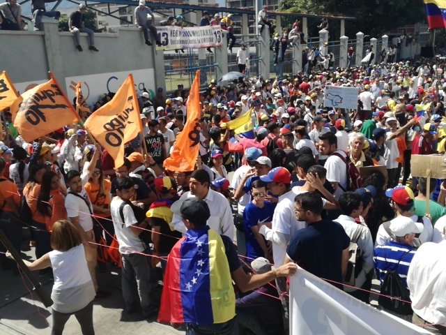 People of Merida gathered on Don Tulio Febres in support of the Humanitarian help to Venezuela