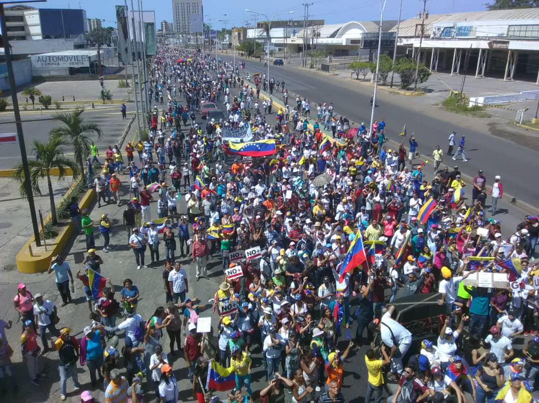 March on Inter-communal Avenue Barcelona-Puerto La Cruz in support of the Acting President @jguaido.