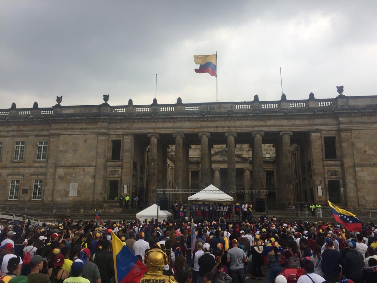 Venezuelans in Bogotá, present at the rally called by the interim president @jguaido