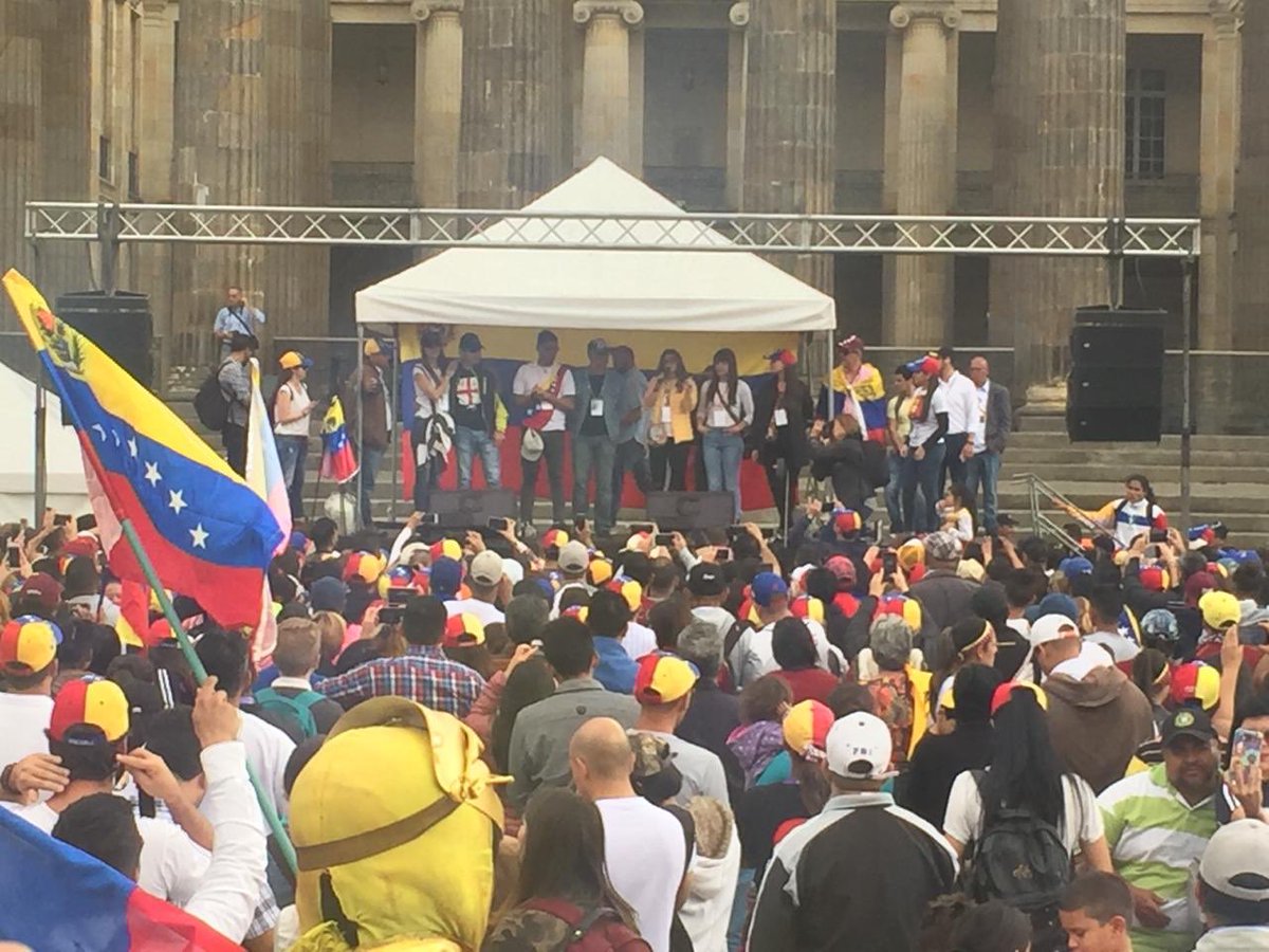 Venezuelans in Bogotá, present at the rally called by the interim president @jguaido