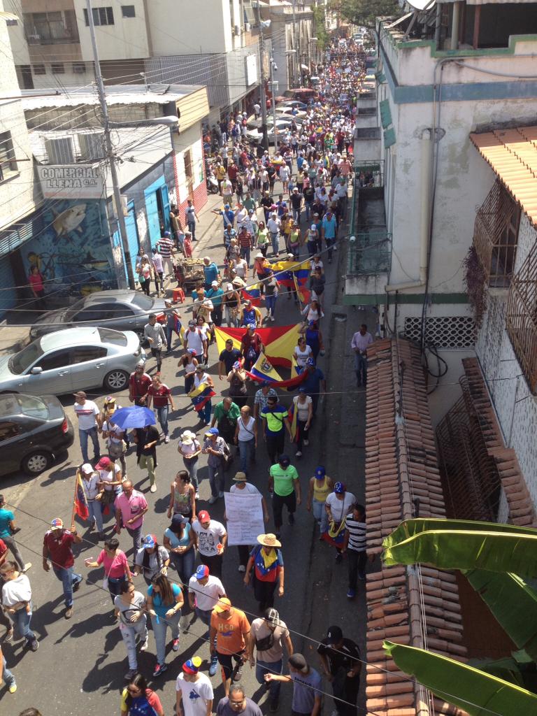 Marcha de hoy organizada por el FAVL en la ciudad de Turmero, atravesando todo el centro de la ciudad. También aquí se moviliza y protesta el Pueblo.  