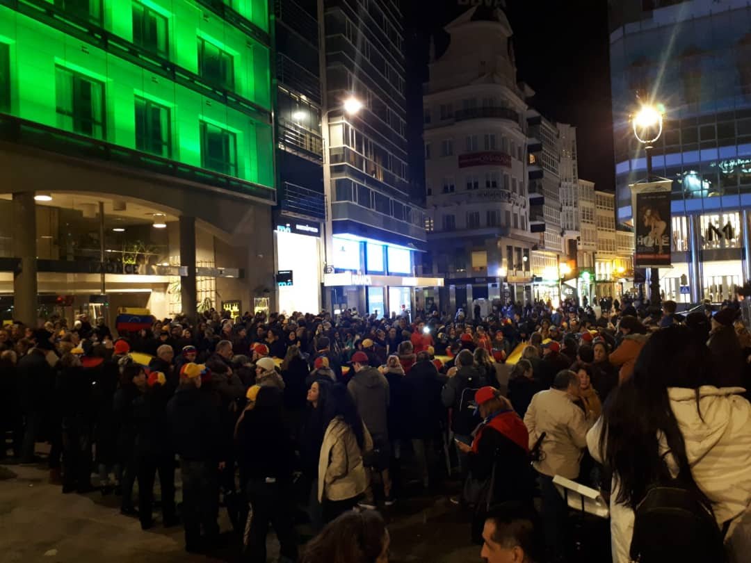 Venezuelans are gathered in LaCoruña, Spain, in support of @jguaido. 